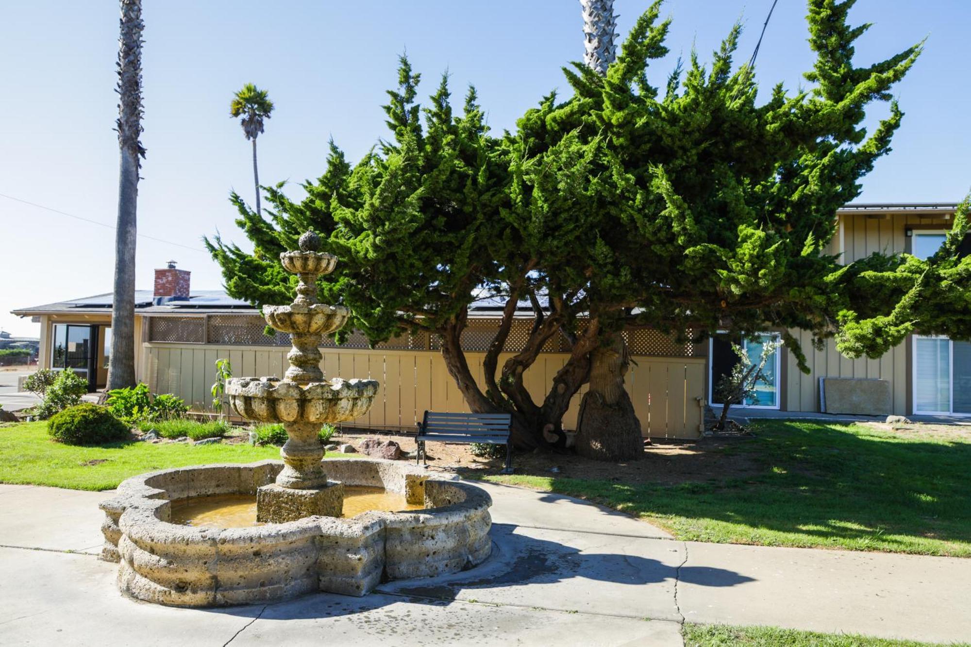 Silver Surf Motel San Simeon Exterior photo